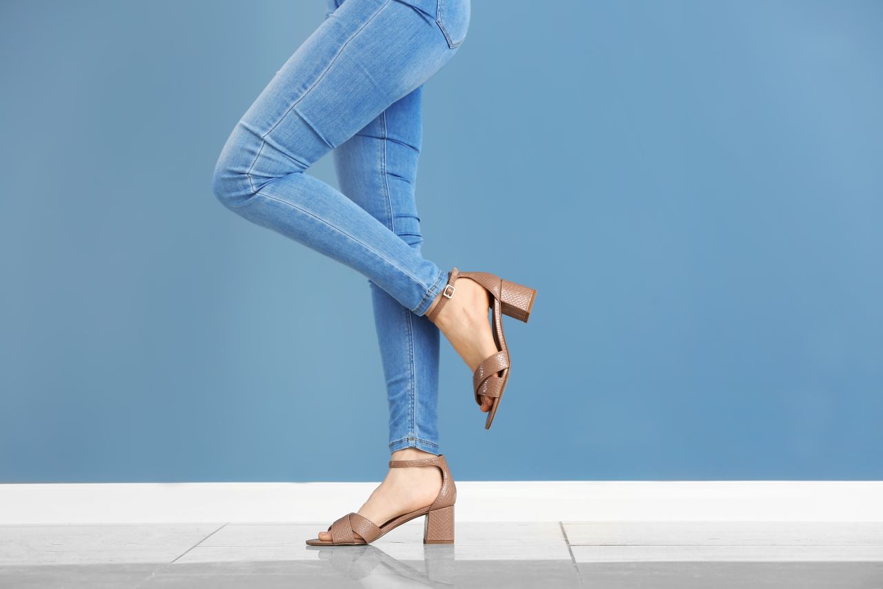 Jakie damskie buty najlepiej pasują do jeansów?