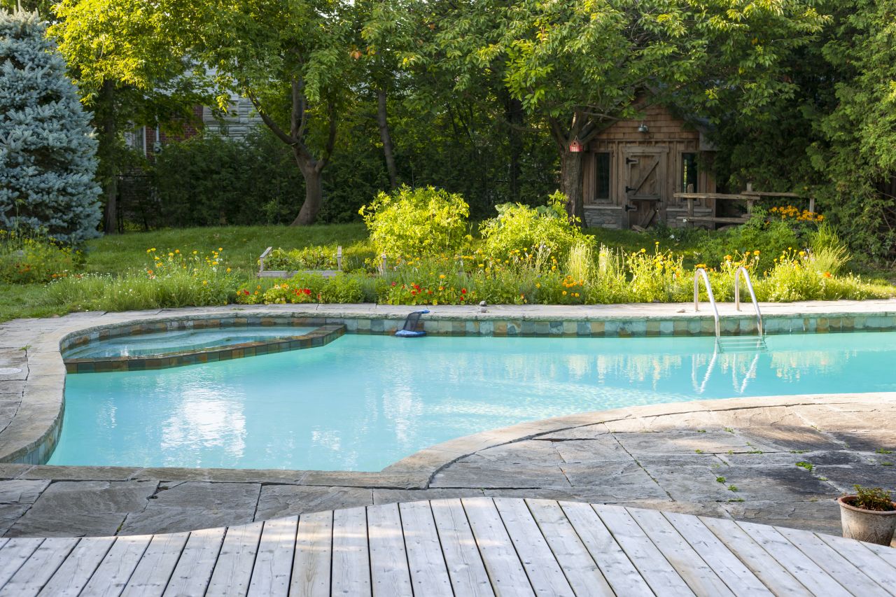 Jak wybrać odpowiednią pompę i filtr do basenu ogrodowego?