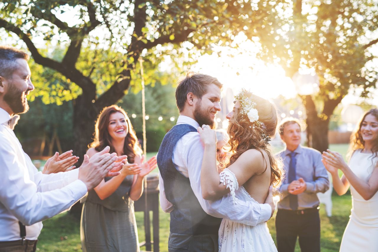 Kolor sukienek na wesele – jakie wybierać?
