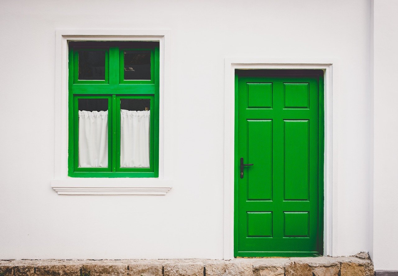 Jak wybrać ramy okienne, aby dobrze komponowały się z resztą domu?
