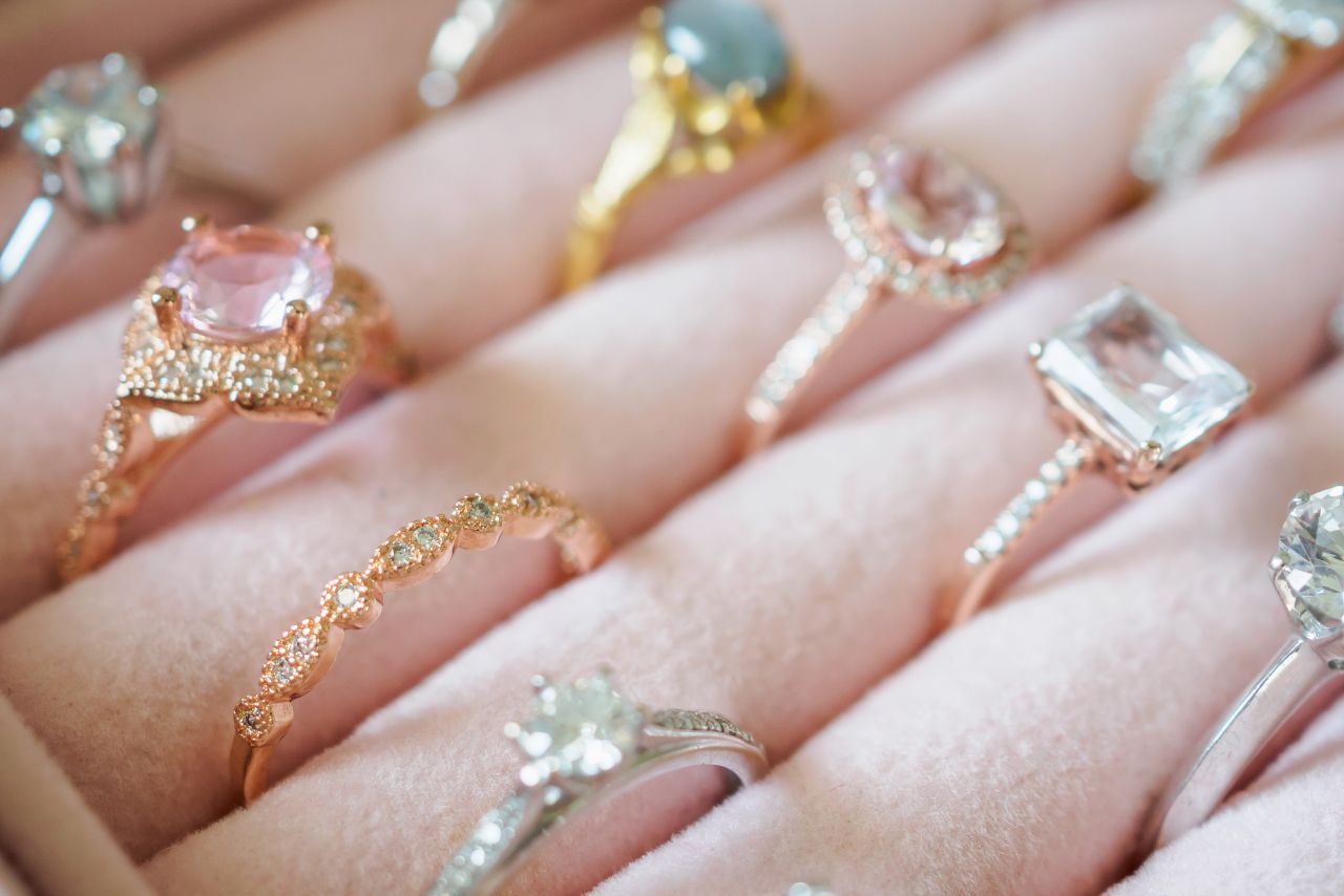 Damskie pierścionki – typy i rodzaje do wyboru