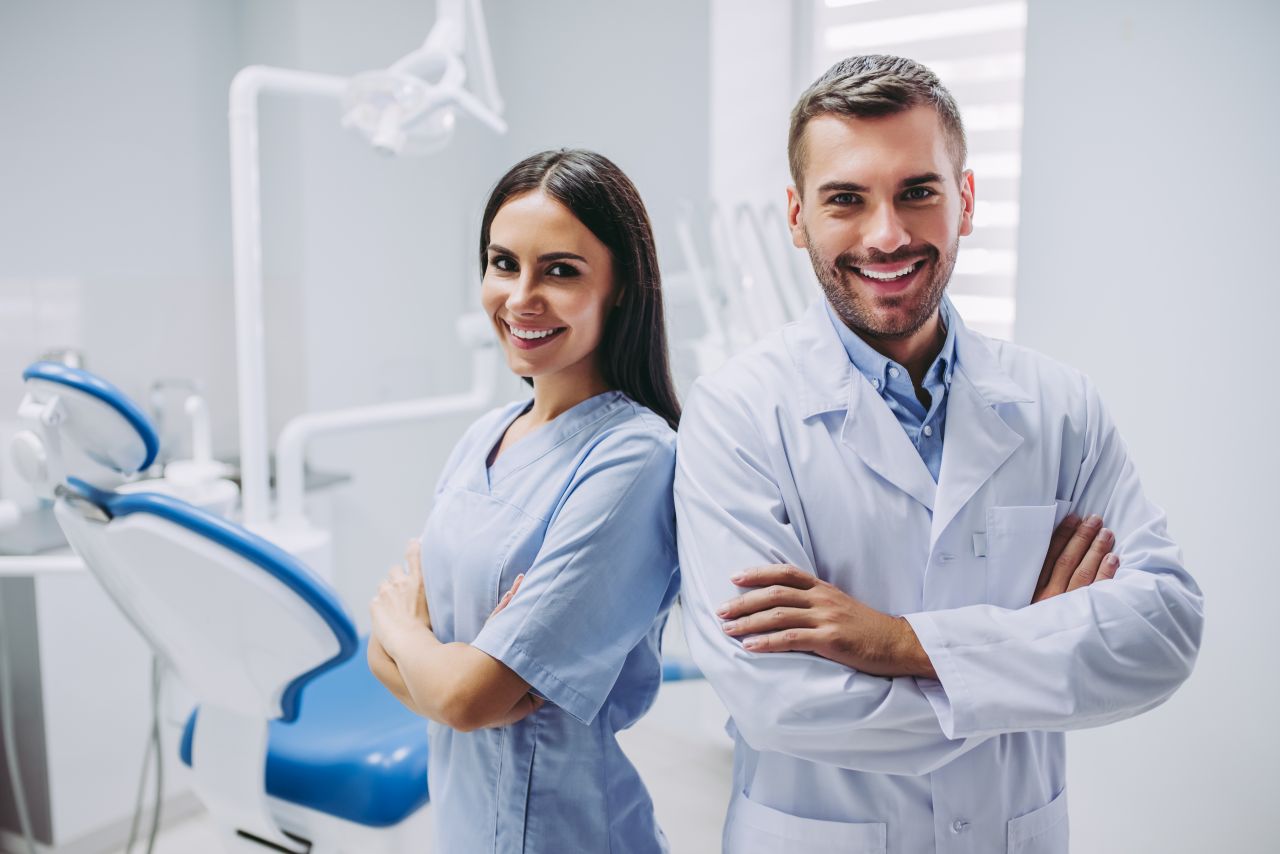 Usługi dentystyczne – jakie aspekty ich pracy cenią sobie pacjenci