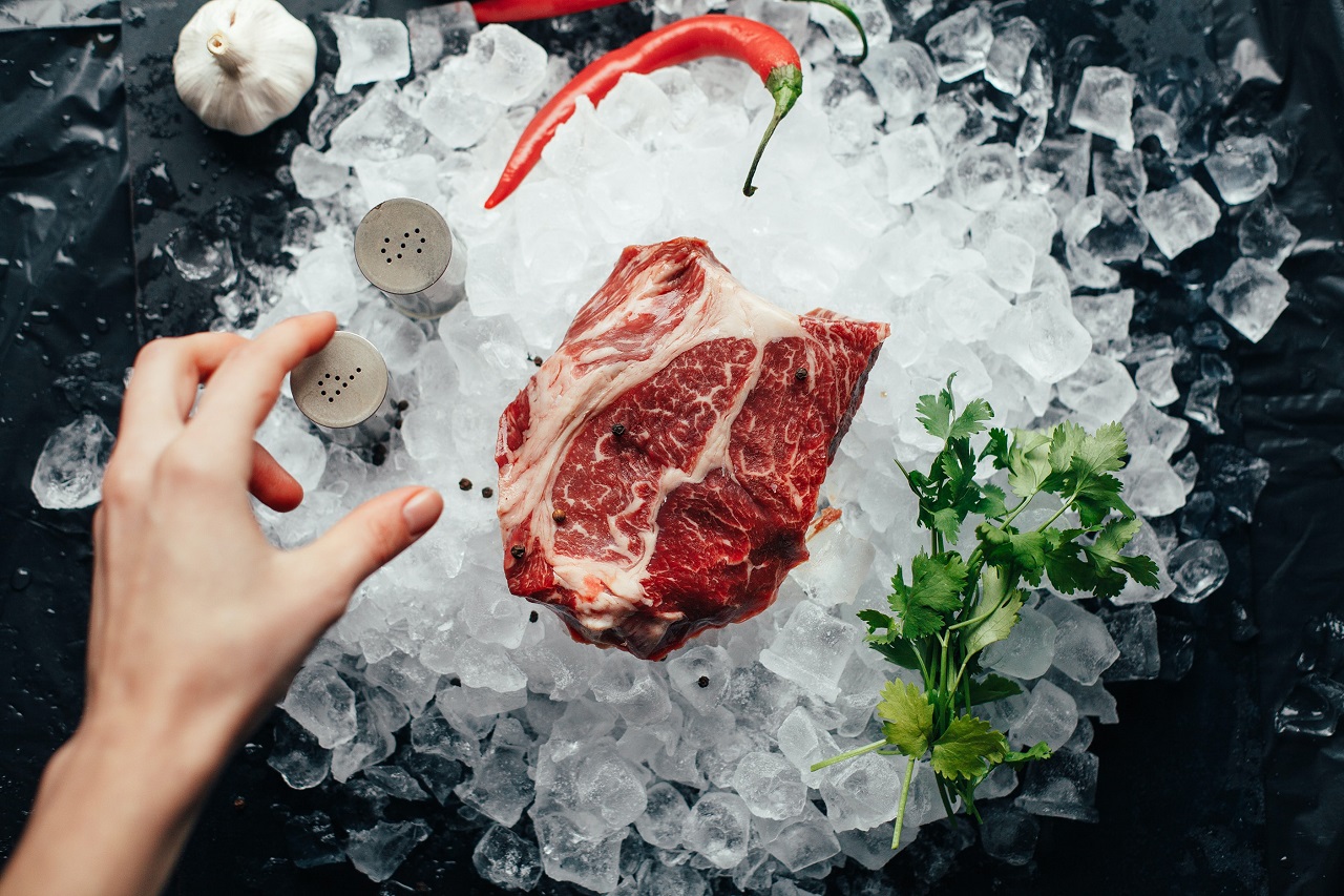 Przechowywanie mięsa w restauracji – o czym należy pamiętać?