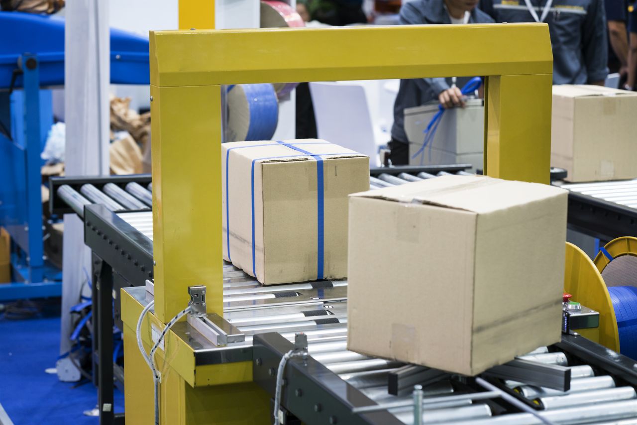 Maszyny pakujące – jakie można wyróżnić i gdzie są najczęściej stosowane