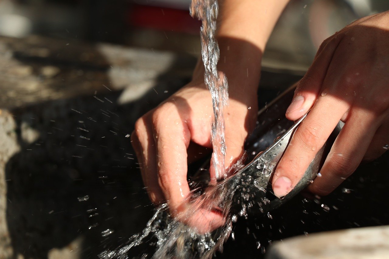 Co jest bardziej opłacalne – zmywanie ręczne czy zmywarka?
