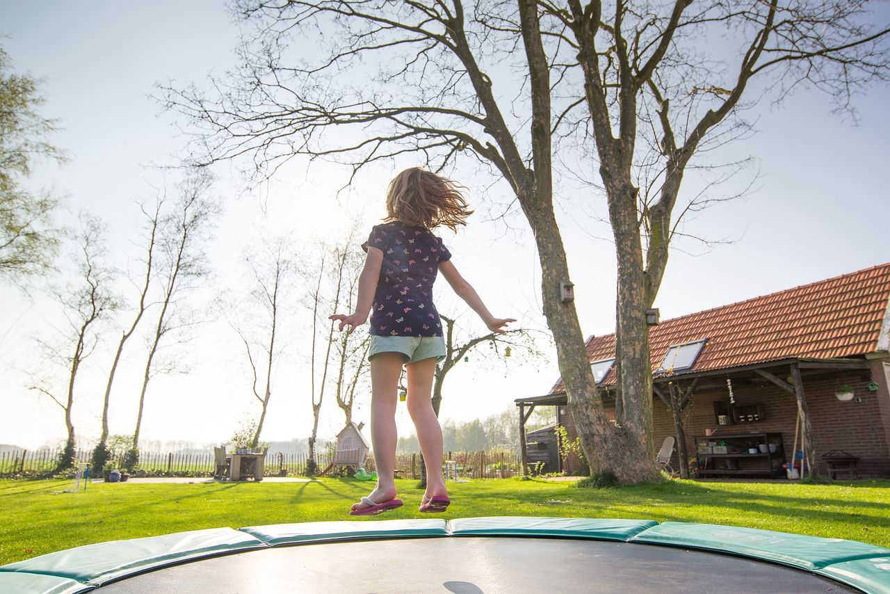 Dlaczego trampolina dla dziecka to świetny pomysł?