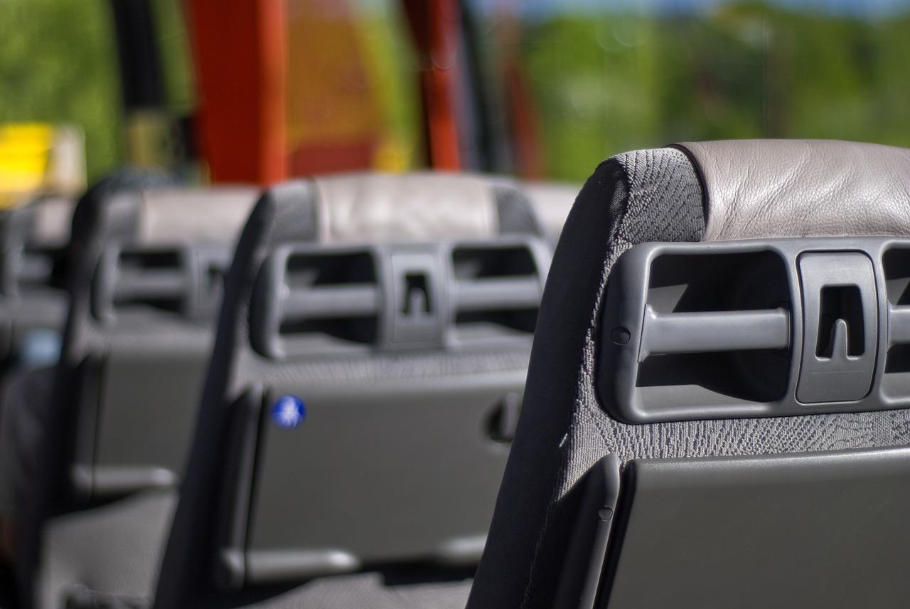 Jakie rodzaje foteli mogą znajdować się w autobusie?